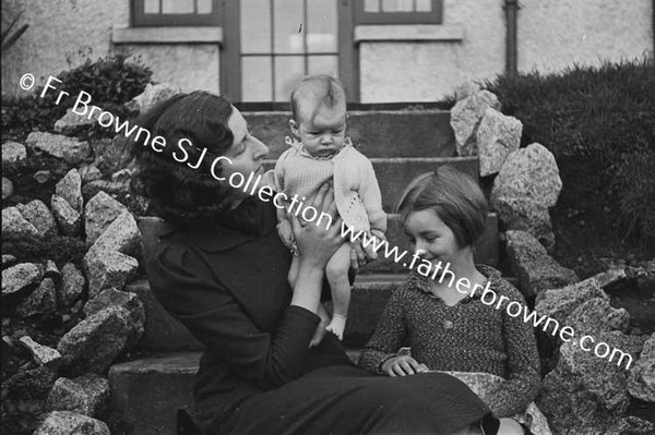 NORMAN WHITE WITH MRS HELEN & MARGARET & GRANIA IN BASKET